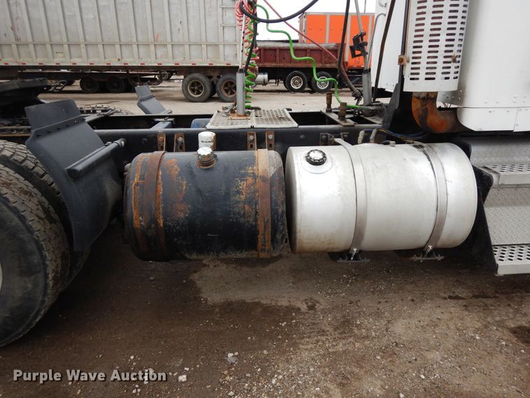 image for item DF6791 2003 Kenworth T800  semi truck