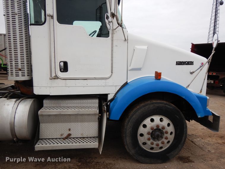 image for item DF6791 2003 Kenworth T800  semi truck