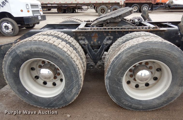 image for item DF6791 2003 Kenworth T800  semi truck