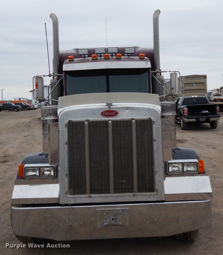 image for item DF6792 2005 Peterbilt 379  semi truck