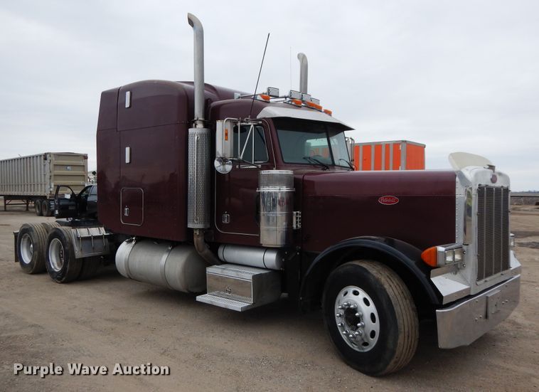 image for item DF6792 2005 Peterbilt 379  semi truck