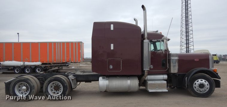 image for item DF6792 2005 Peterbilt 379  semi truck