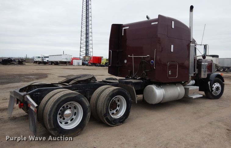 image for item DF6792 2005 Peterbilt 379  semi truck