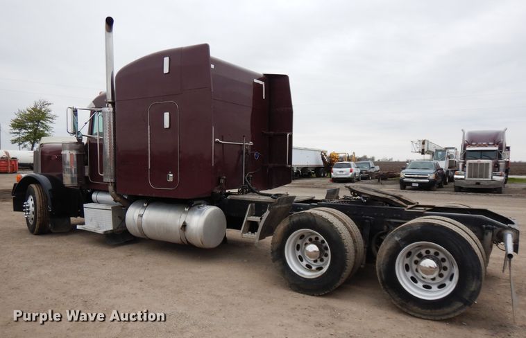 image for item DF6792 2005 Peterbilt 379  semi truck