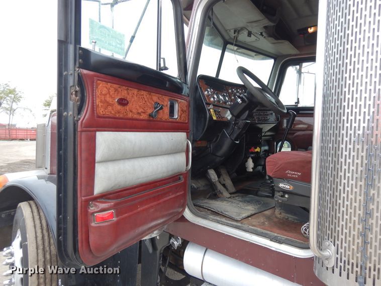 image for item DF6792 2005 Peterbilt 379  semi truck