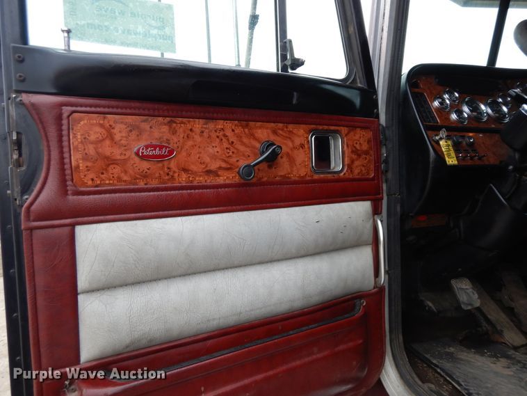 image for item DF6792 2005 Peterbilt 379  semi truck