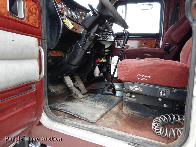 image for item DF6792 2005 Peterbilt 379  semi truck