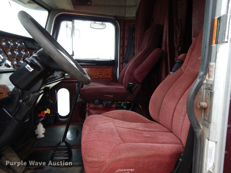 image for item DF6792 2005 Peterbilt 379  semi truck