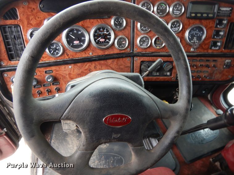 image for item DF6792 2005 Peterbilt 379  semi truck