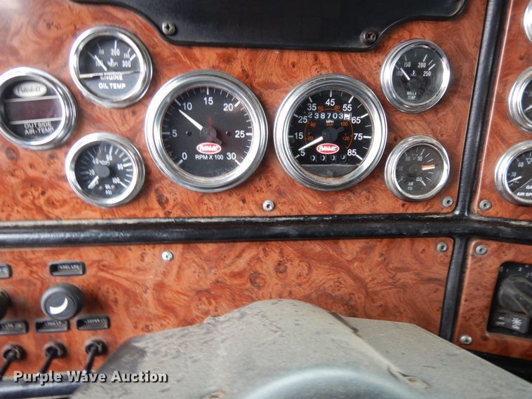 image for item DF6792 2005 Peterbilt 379  semi truck