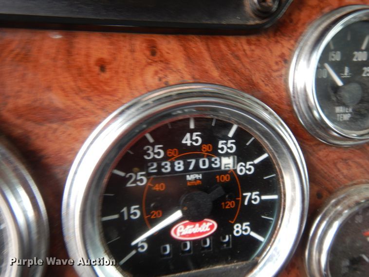 image for item DF6792 2005 Peterbilt 379  semi truck