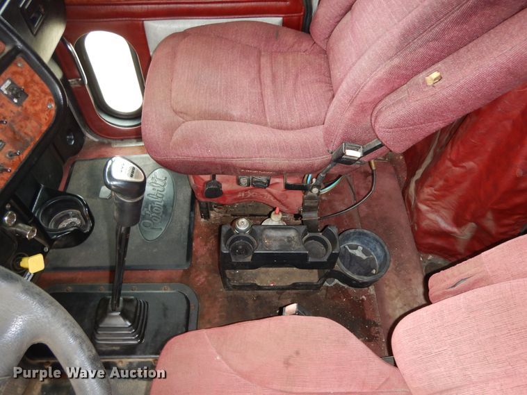 image for item DF6792 2005 Peterbilt 379  semi truck