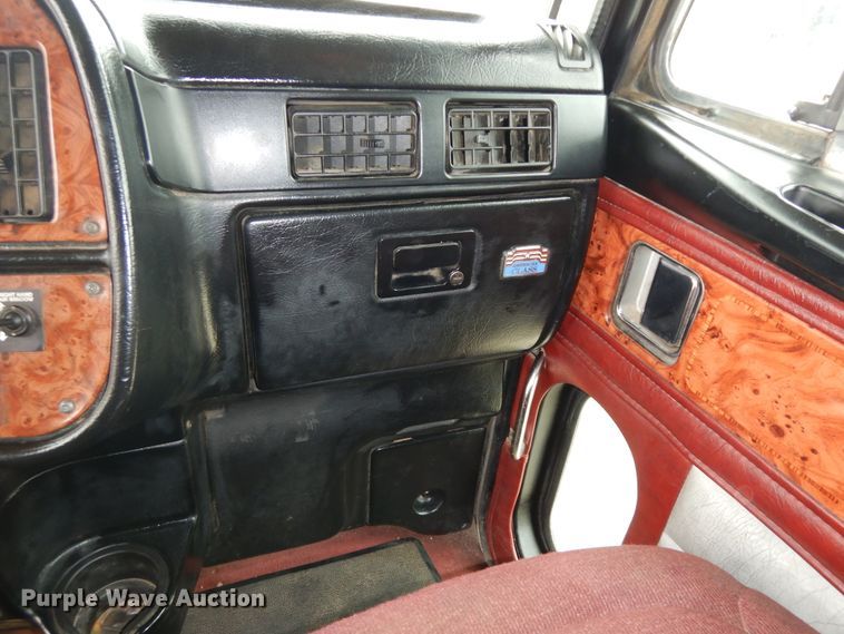 image for item DF6792 2005 Peterbilt 379  semi truck