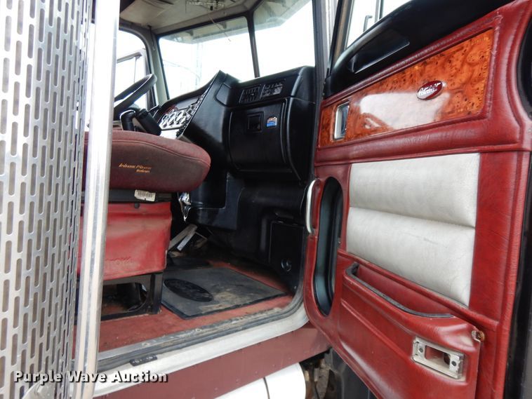 image for item DF6792 2005 Peterbilt 379  semi truck