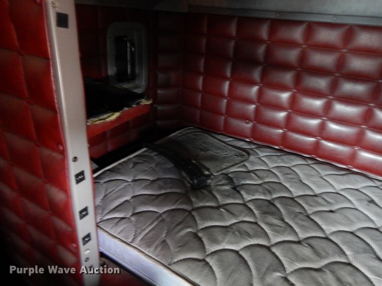 image for item DF6792 2005 Peterbilt 379  semi truck