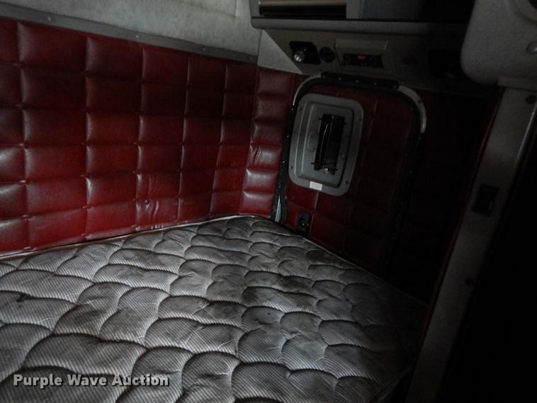 image for item DF6792 2005 Peterbilt 379  semi truck