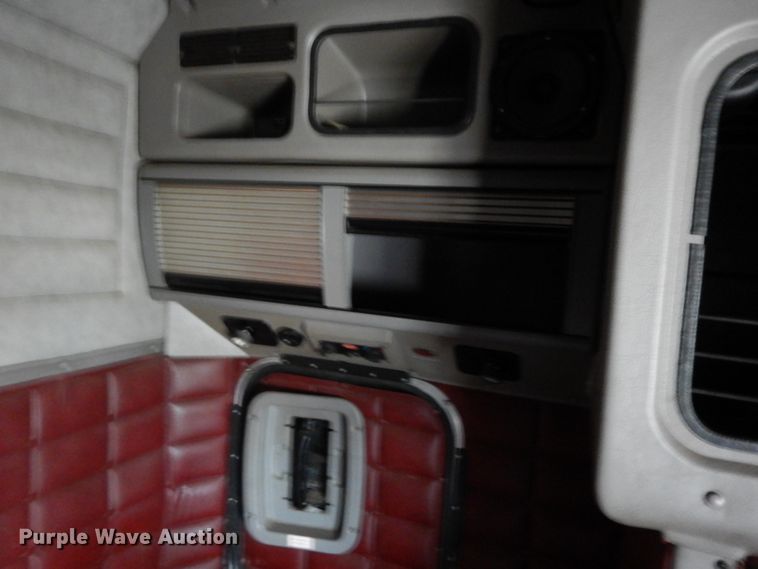 image for item DF6792 2005 Peterbilt 379  semi truck