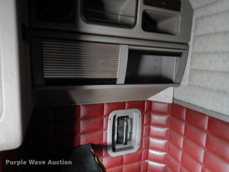 image for item DF6792 2005 Peterbilt 379  semi truck