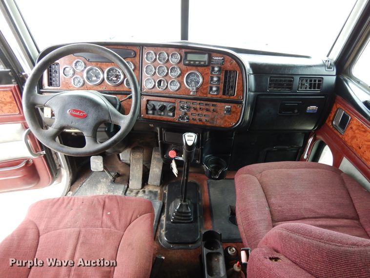 image for item DF6792 2005 Peterbilt 379  semi truck