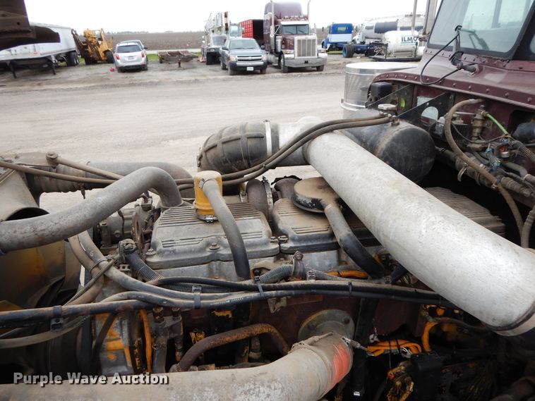 image for item DF6792 2005 Peterbilt 379  semi truck