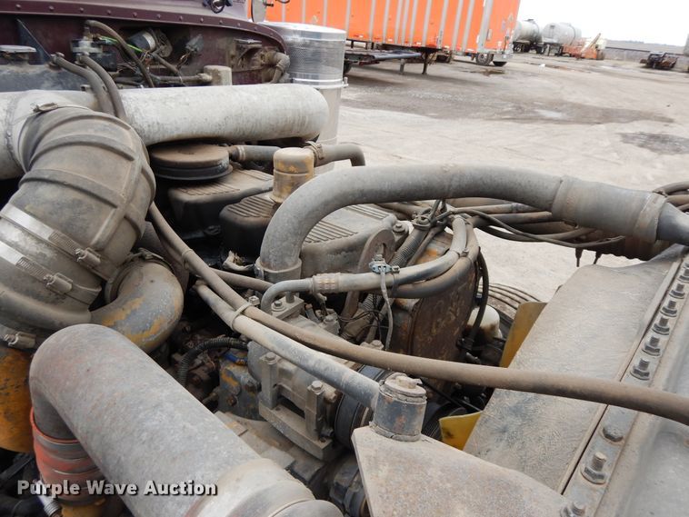 image for item DF6792 2005 Peterbilt 379  semi truck