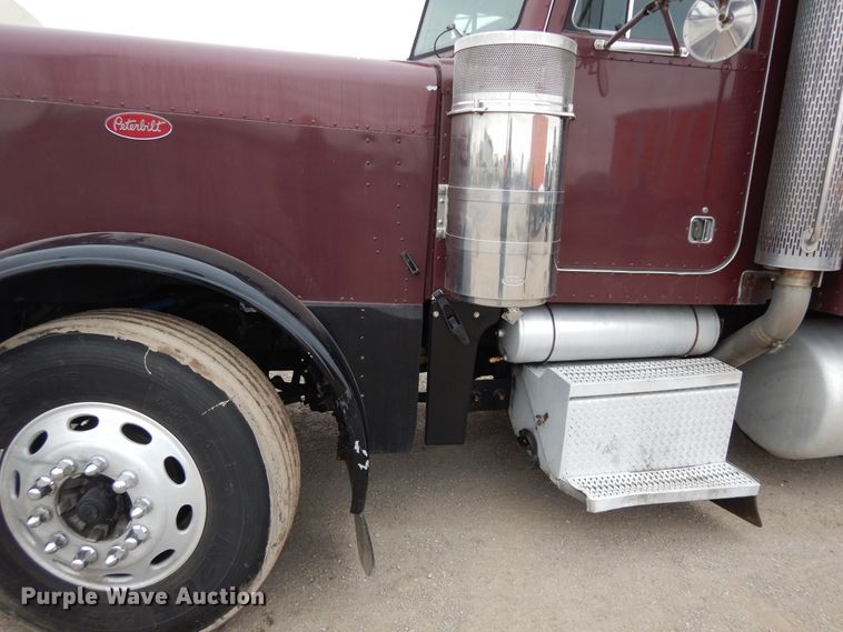 image for item DF6792 2005 Peterbilt 379  semi truck