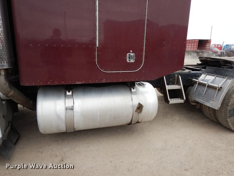 image for item DF6792 2005 Peterbilt 379  semi truck