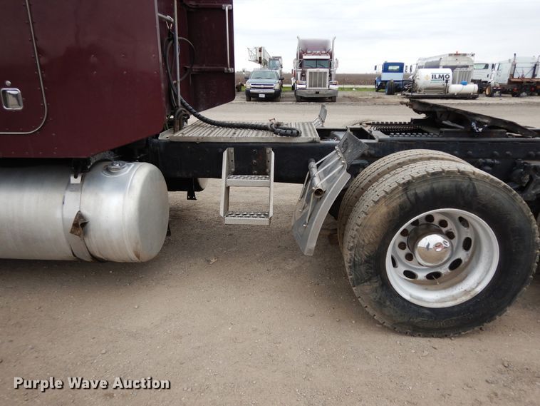 image for item DF6792 2005 Peterbilt 379  semi truck