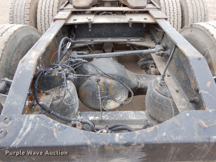 image for item DF6792 2005 Peterbilt 379  semi truck