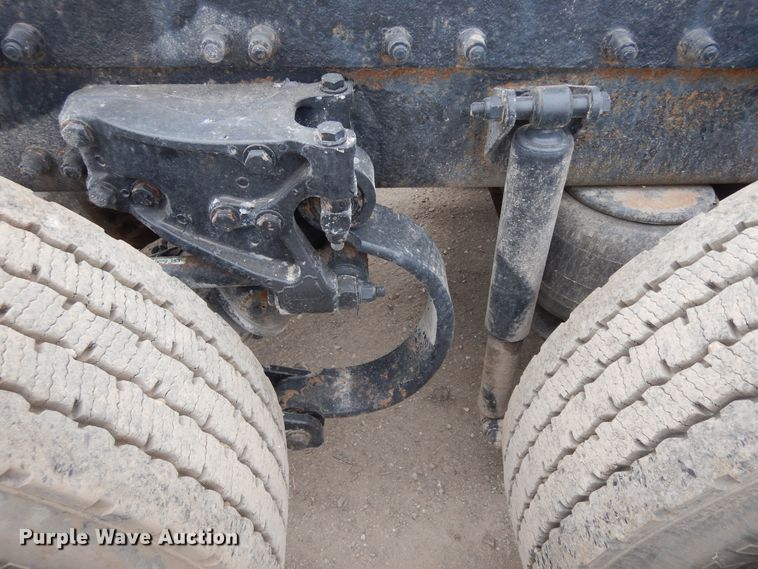 image for item DF6792 2005 Peterbilt 379  semi truck