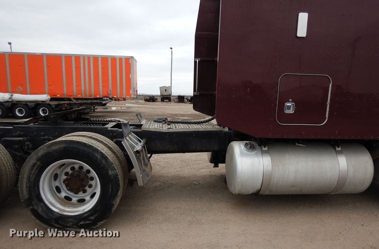 image for item DF6792 2005 Peterbilt 379  semi truck