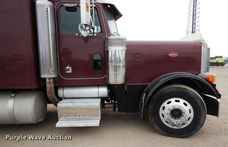 image for item DF6792 2005 Peterbilt 379  semi truck