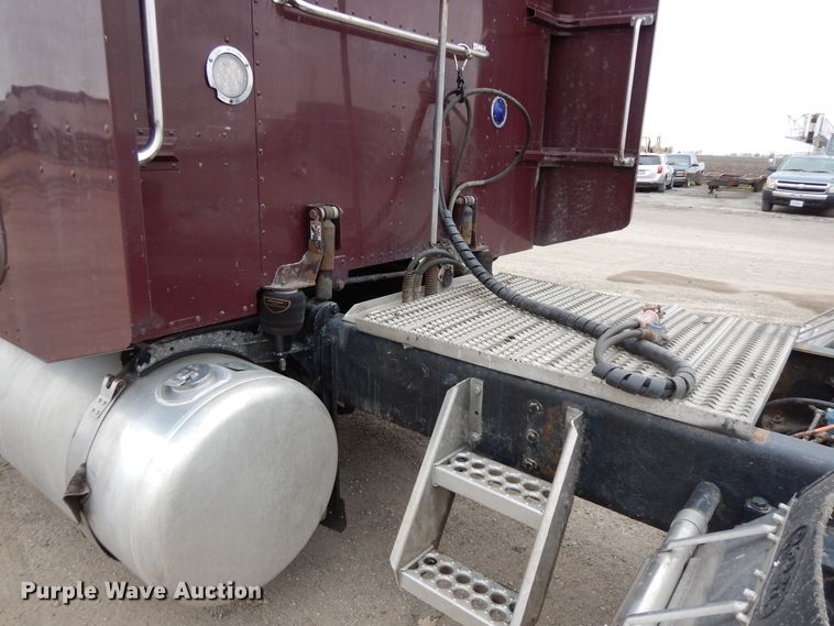 image for item DF6792 2005 Peterbilt 379  semi truck
