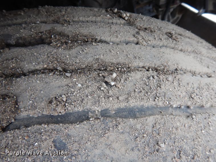 image for item DF6792 2005 Peterbilt 379  semi truck