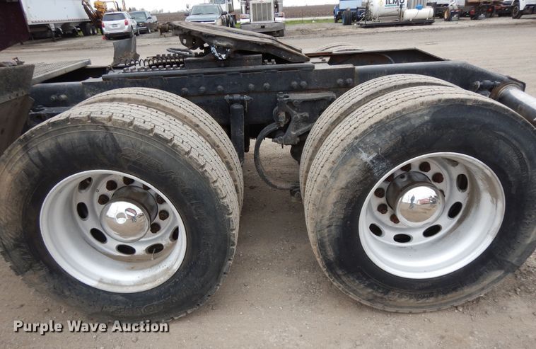 image for item DF6792 2005 Peterbilt 379  semi truck