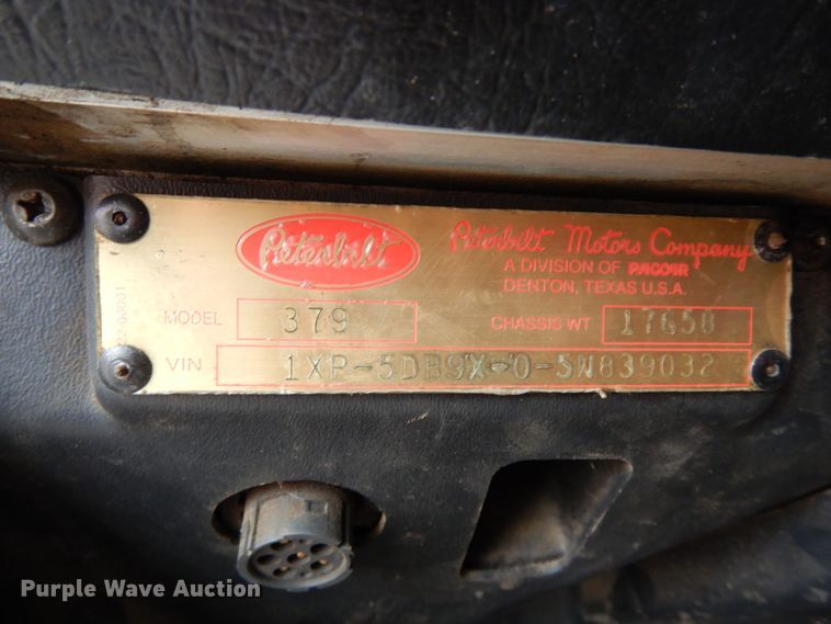 image for item DF6792 2005 Peterbilt 379  semi truck