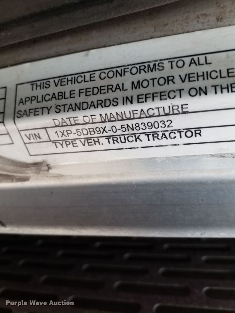 image for item DF6792 2005 Peterbilt 379  semi truck