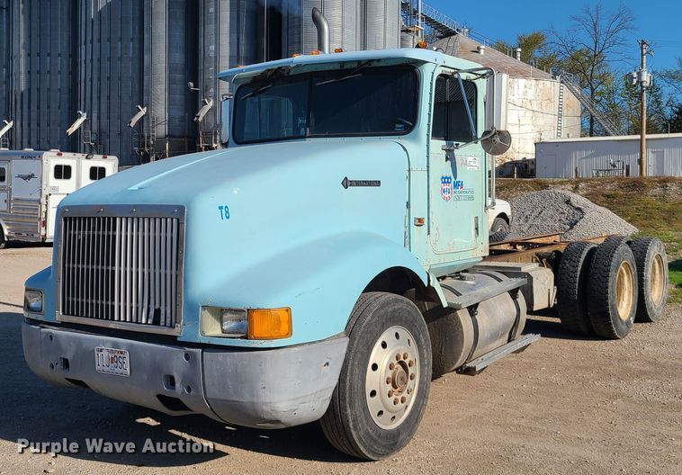 image for item DH5920 1990 International 9400  truck cab and chassis