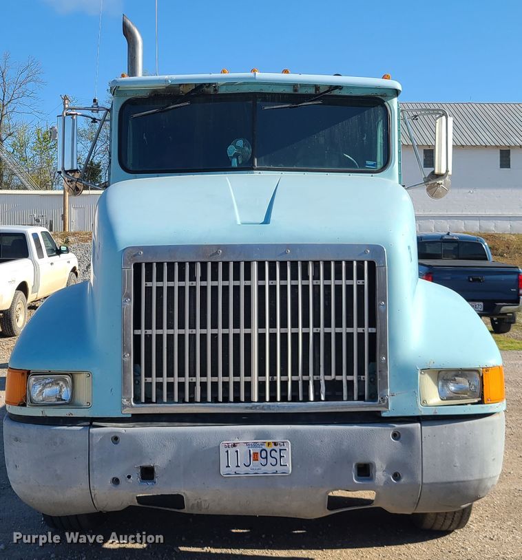 image for item DH5920 1990 International 9400  truck cab and chassis