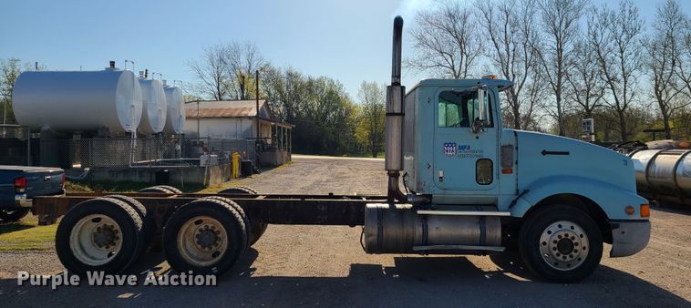 image for item DH5920 1990 International 9400  truck cab and chassis