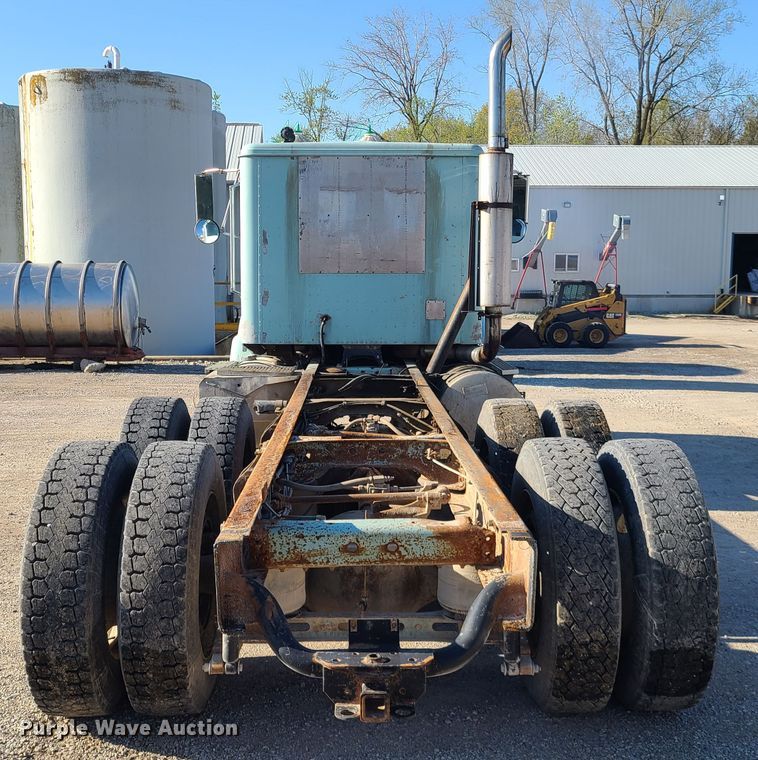 image for item DH5920 1990 International 9400  truck cab and chassis