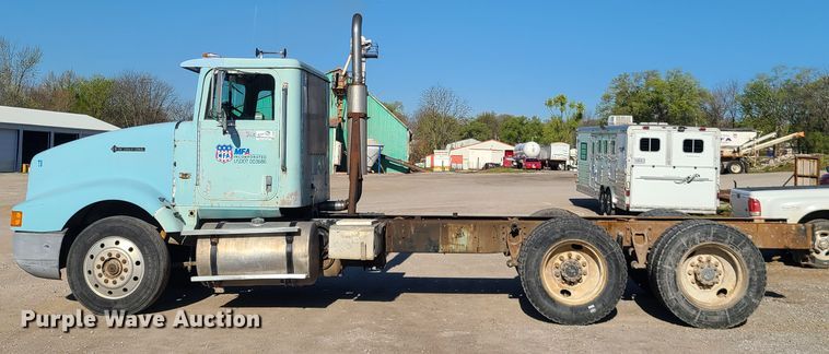 image for item DH5920 1990 International 9400  truck cab and chassis