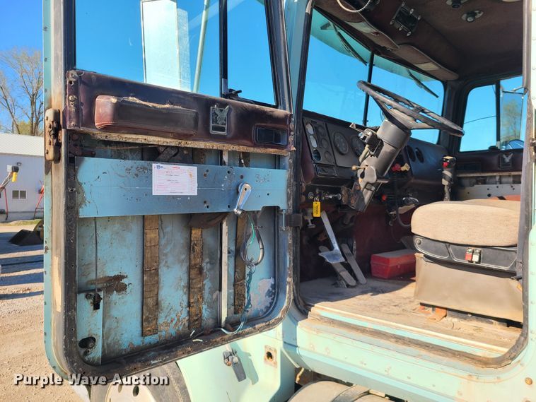 image for item DH5920 1990 International 9400  truck cab and chassis