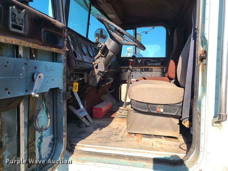 image for item DH5920 1990 International 9400  truck cab and chassis