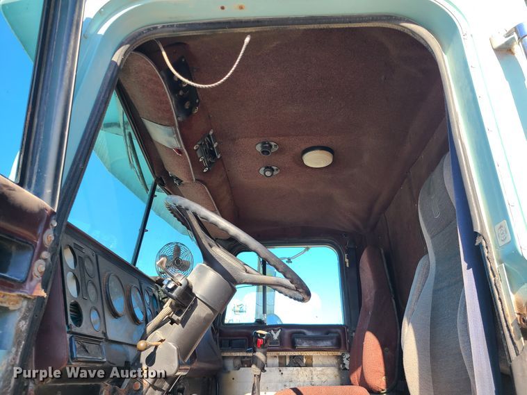 image for item DH5920 1990 International 9400  truck cab and chassis