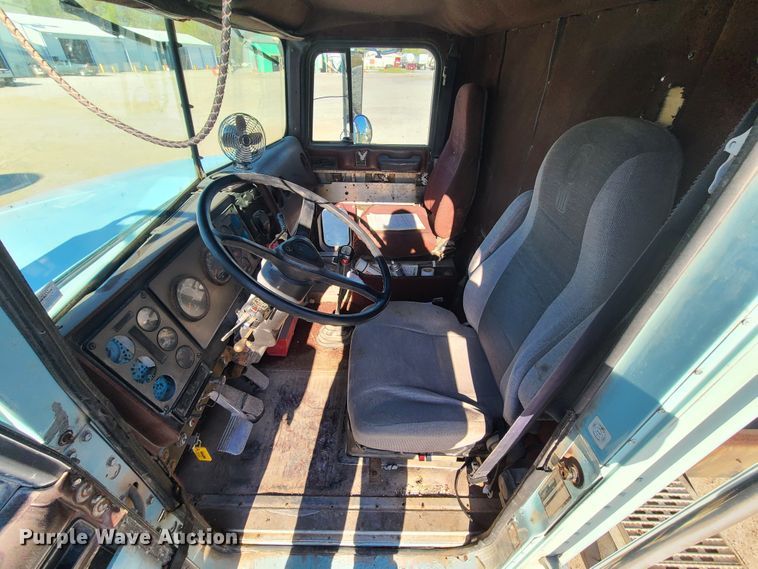 image for item DH5920 1990 International 9400  truck cab and chassis