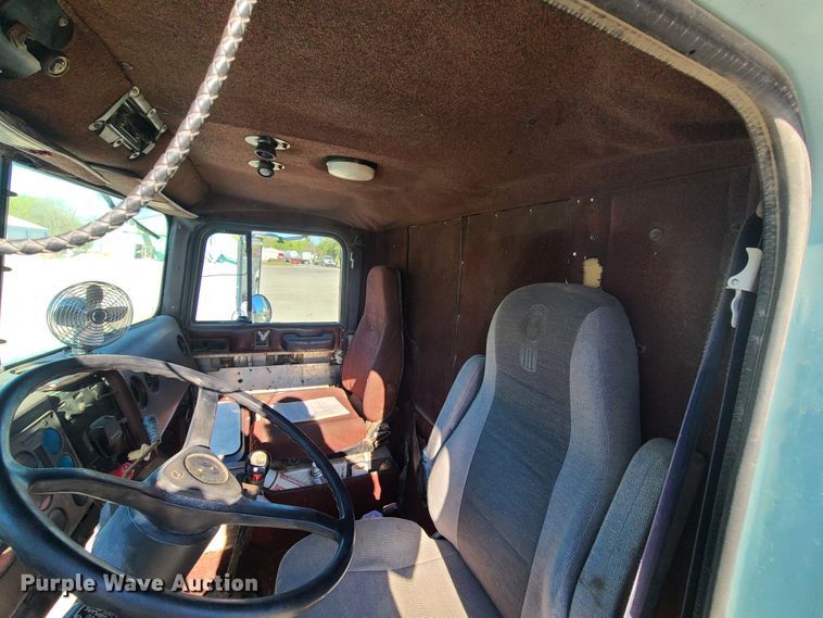 image for item DH5920 1990 International 9400  truck cab and chassis