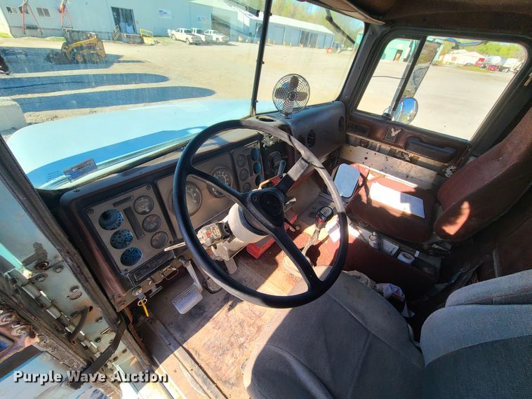 image for item DH5920 1990 International 9400  truck cab and chassis