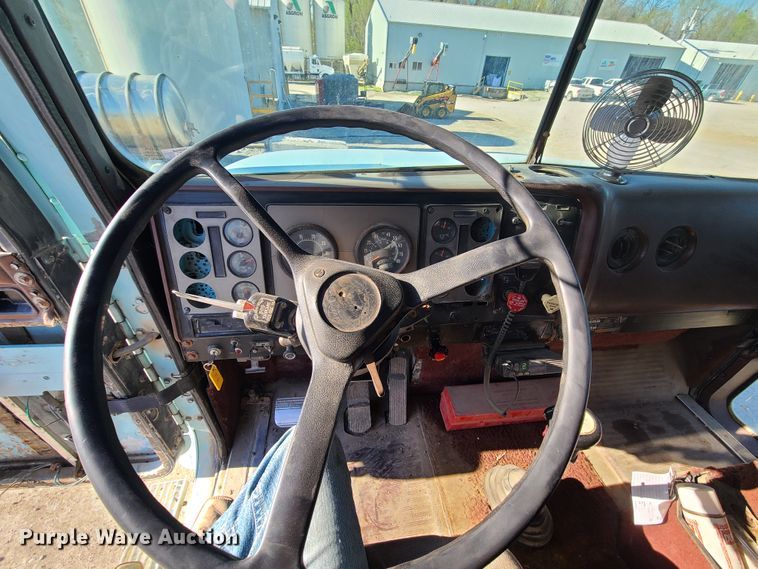 image for item DH5920 1990 International 9400  truck cab and chassis