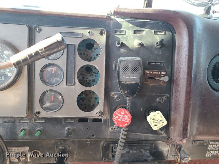 image for item DH5920 1990 International 9400  truck cab and chassis